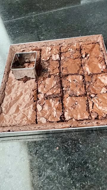 Forma de brownie recém-assado, já cortado em quadrados